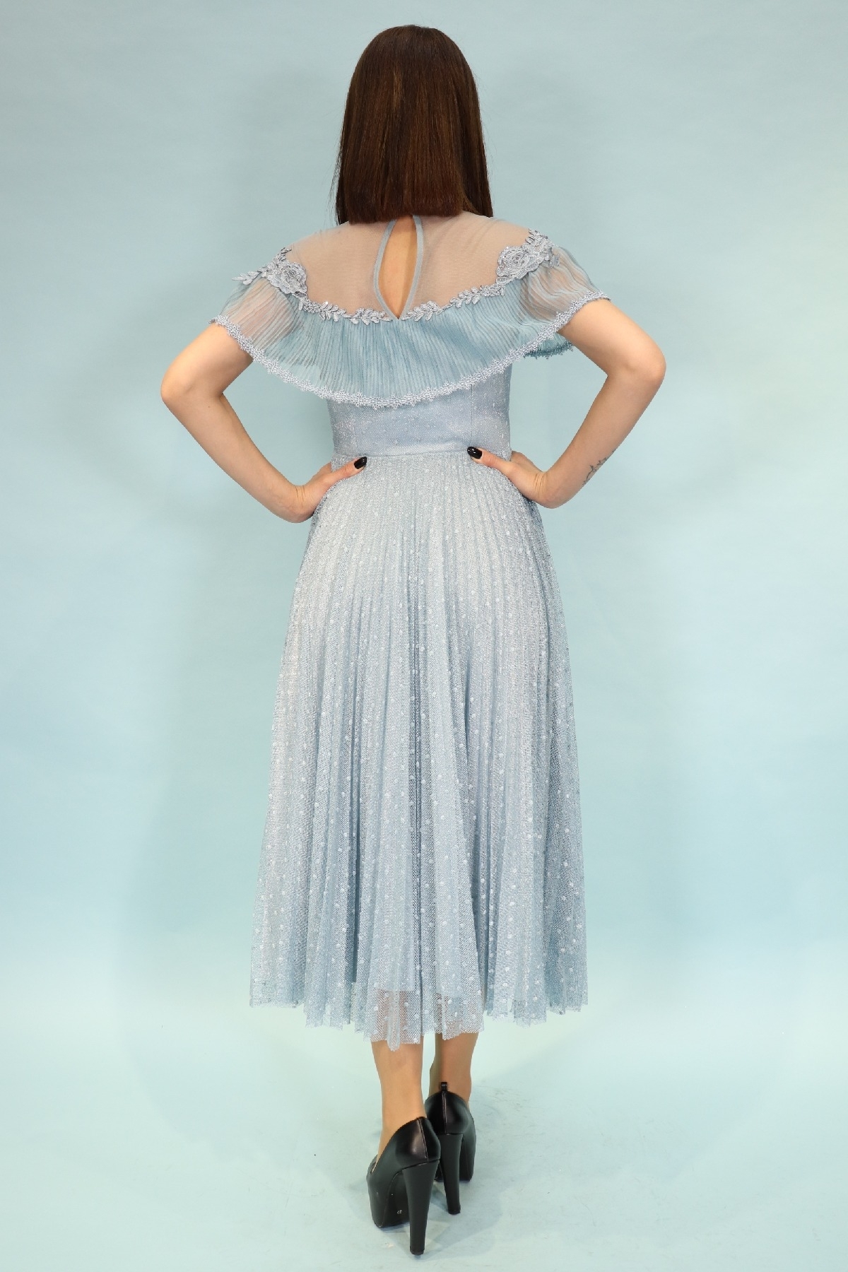 belden oturan omuz ve göğsü motif işlemeli kısa kollu midi boy çift kumaşlı zarif bayan elbise 