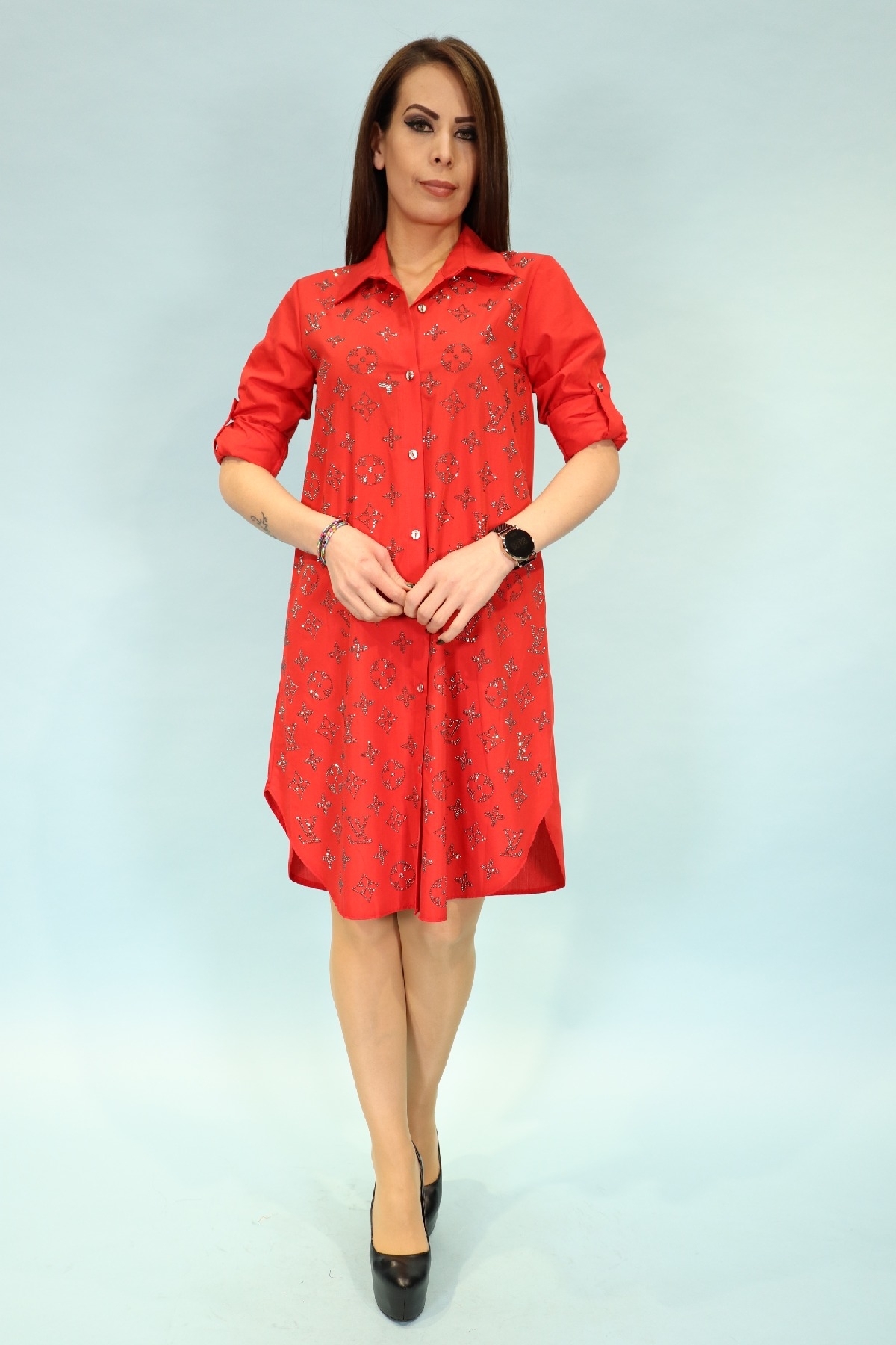 oval kesim, gömlek elbise, önde düğmeli ve baskılı kollar kısalabilen özellikte 