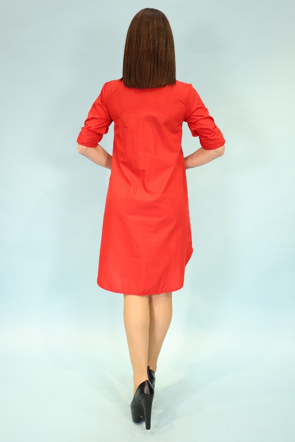 oval kesim, gömlek elbise, önde düğmeli ve baskılı kollar kısalabilen özellikte 
