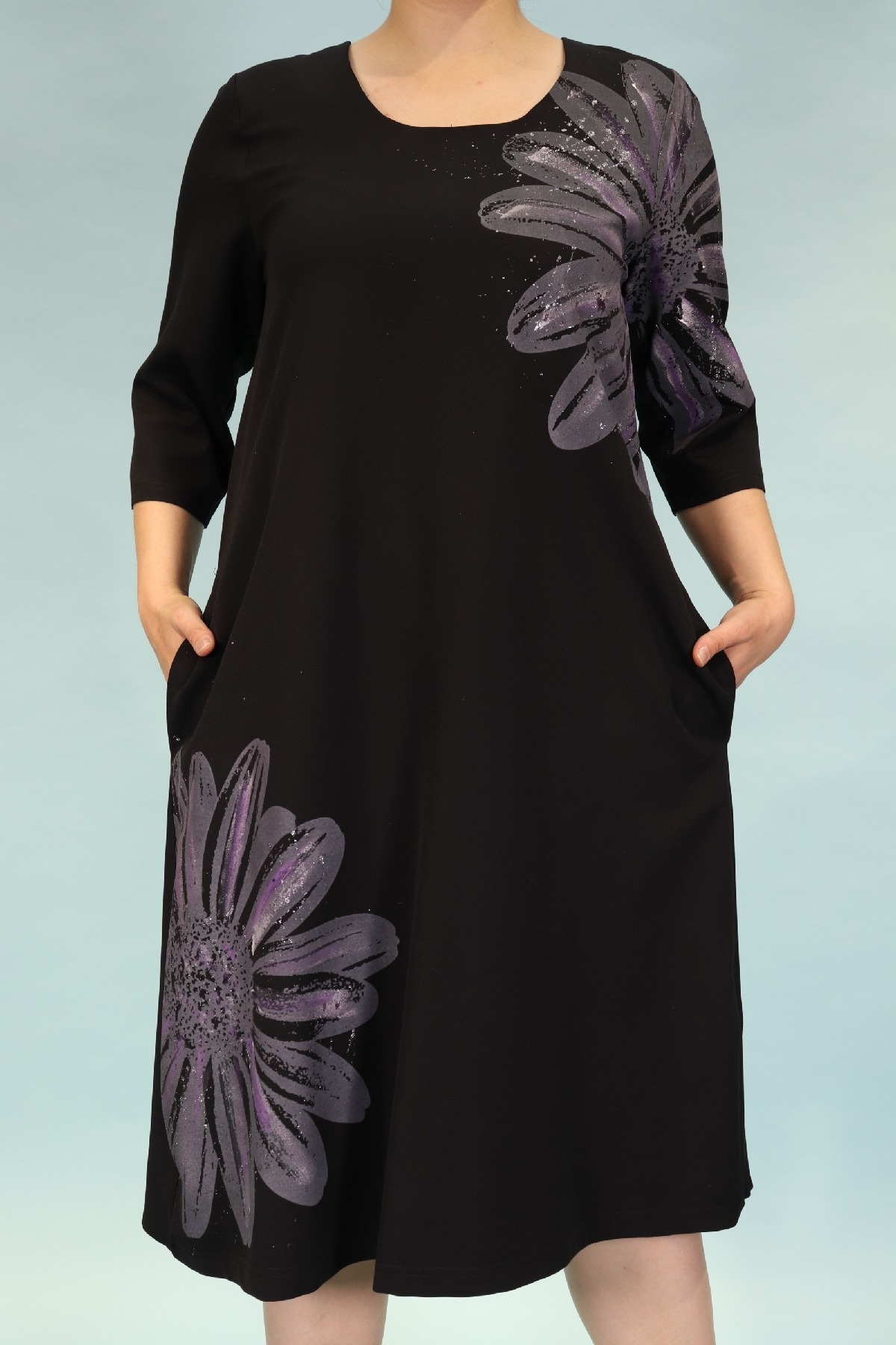 büyük beden siyah sol omuz ve yanda  çiçek detaylı rahat elbise 
