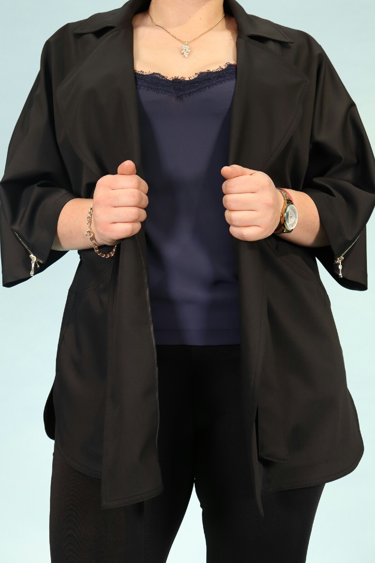 куртка на поясе с карманами, абстрактным принтом на спине